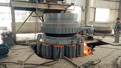 山東省棗莊市300噸每小時(shí)鐵礦石破碎生產(chǎn)線用SJ1650圓錐破碎機(jī)