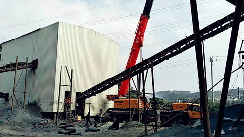 雙金機(jī)械單缸液壓圓錐破碎機(jī)破碎玄武巖，成品料用于高速公路