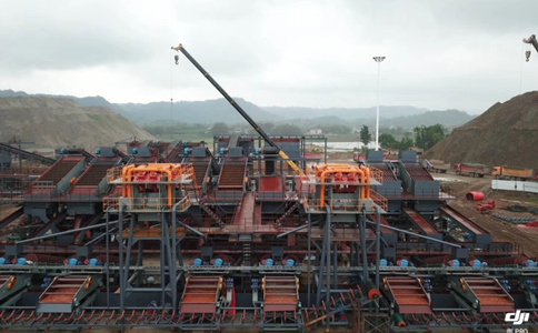 雙金四川瀘州客戶時(shí)產(chǎn)4000噸鵝卵石破碎生產(chǎn)線