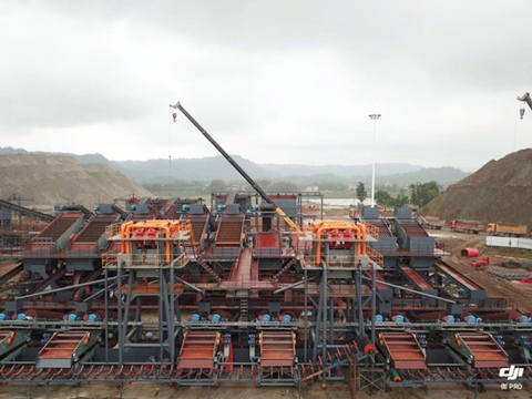 雙金機(jī)械客戶時(shí)產(chǎn)4000噸生產(chǎn)線安裝現(xiàn)場(chǎng)