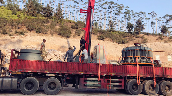 雙金機(jī)械彈簧圓錐破碎機(jī)送貨現(xiàn)場(chǎng)