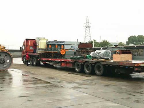 圖為雙金機械多缸液壓圓錐破碎機發(fā)貨現(xiàn)場