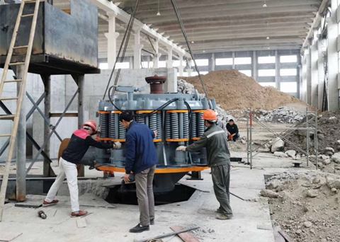 圖為雙金1400圓錐機安裝現(xiàn)場