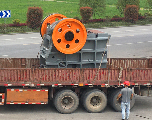 雙金鄂式破碎機發(fā)貨