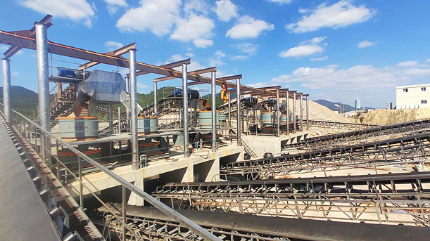 雙金機(jī)械大型石料生產(chǎn)線生產(chǎn)現(xiàn)場(chǎng)