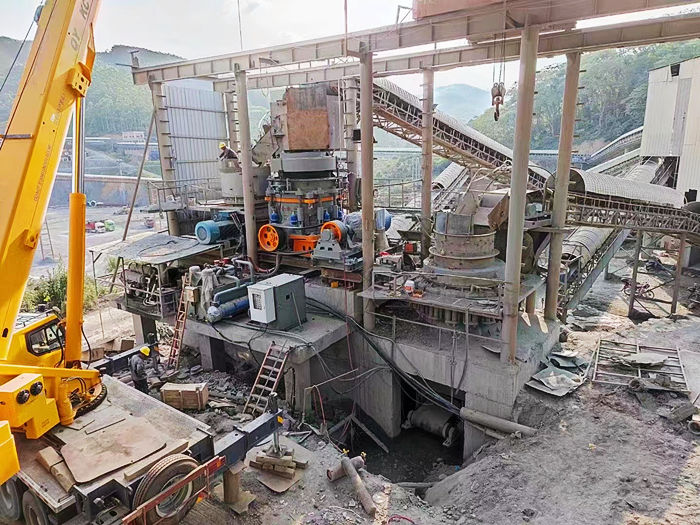 雙金機(jī)械1800多缸液壓圓錐破碎機(jī)工作現(xiàn)場(chǎng)