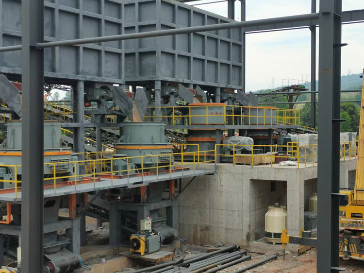 兩臺沖擊式破碎機(jī)