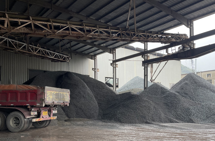 時(shí)產(chǎn)200噸石料生產(chǎn)線成品料堆)