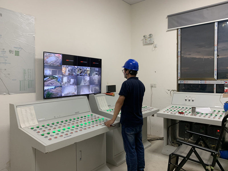 雙金機械工作人員服務現(xiàn)場