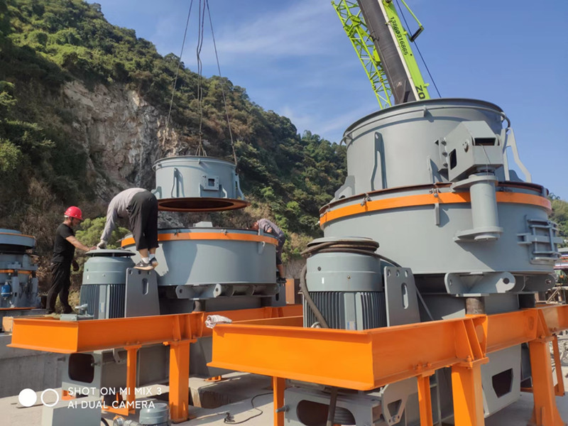 圖為雙金機(jī)械2臺(tái)沖擊式破碎機(jī)安裝現(xiàn)場(chǎng)