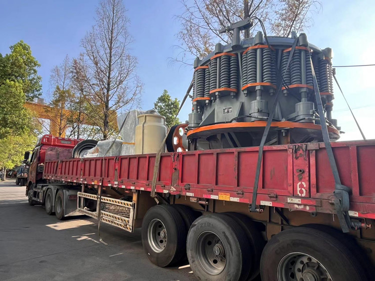 雙金彈簧圓錐破碎機(jī)發(fā)貨現(xiàn)場(chǎng)