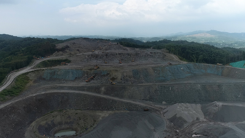 圖為客戶(hù)凝灰?guī)r石料堆