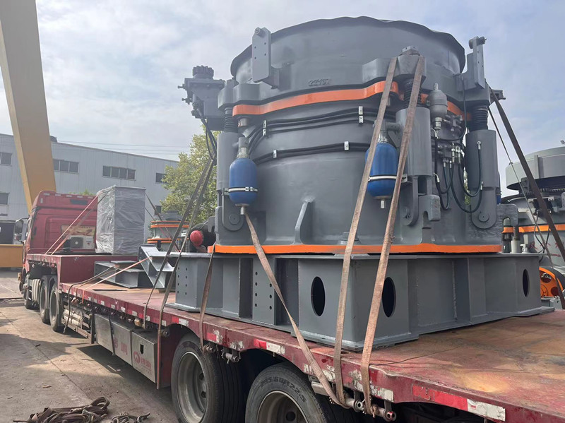 雙金多缸圓錐機(jī)發(fā)貨現(xiàn)場