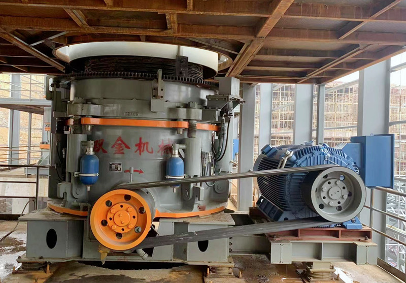 圖為雙金機械多缸圓錐破碎機生產(chǎn)現(xiàn)場