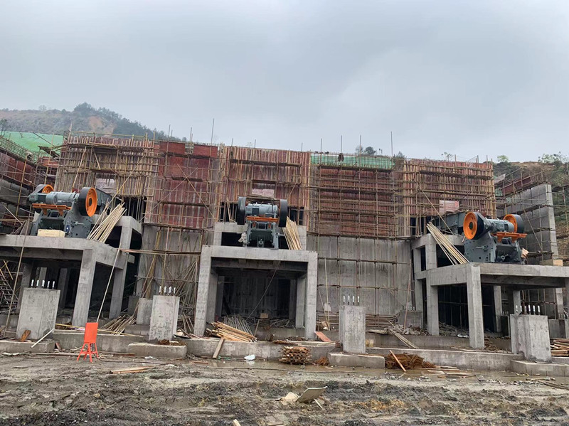 三臺(tái)顎式破碎機(jī)