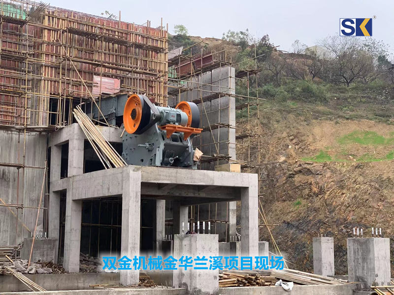 雙金顎式破碎機(jī)現(xiàn)場