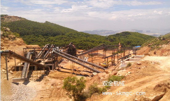 浙江雙金圓錐破碎機(jī)在花崗巖破碎工作現(xiàn)場(chǎng)圖