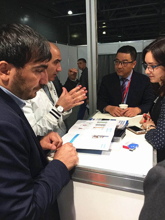 海外客戶咨詢雙金破碎制砂設(shè)備