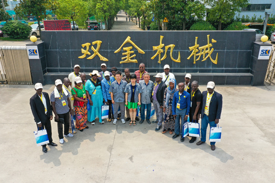 雙金國際事業(yè)部代表與非洲客戶朋友合影留念