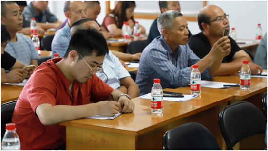 礦山機(jī)修工認(rèn)真聽(tīng)單缸液壓圓錐機(jī)知識(shí)