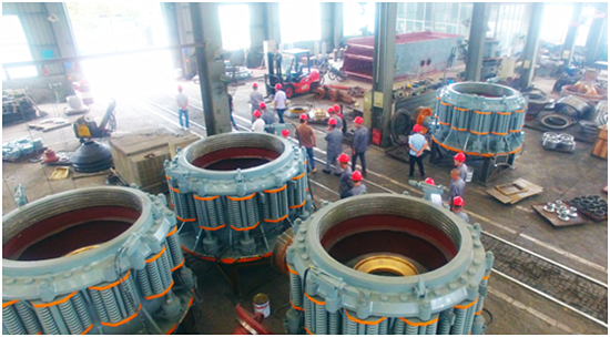 雙金客戶機(jī)修工參觀破碎機(jī)生產(chǎn)車(chē)間