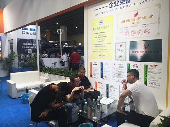 四川客戶蒞臨雙金展位了解成套生產(chǎn)線項目