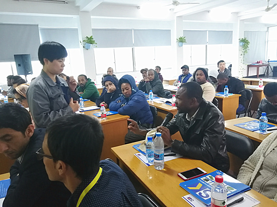 海外客戶咨詢雙金破碎機(jī)設(shè)備