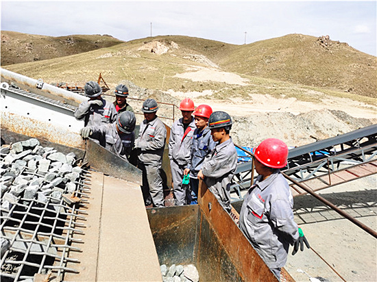 雙金機(jī)械服務(wù)團(tuán)隊(duì)在包頭客戶培訓(xùn)現(xiàn)場(chǎng)