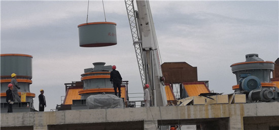 雙金1800單缸圓錐機(jī)吊裝現(xiàn)場(chǎng)