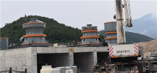 雙金機(jī)械1800單缸破碎機(jī)就位