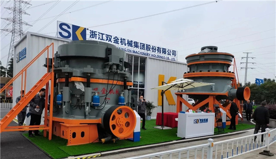 雙金SK.D.1800多缸液壓破碎機(jī)和SK.50.20液壓旋回破碎機(jī)亮相武漢砂石展