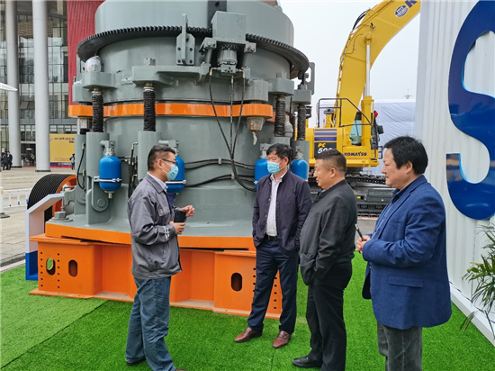 客戶現(xiàn)場(chǎng)參觀雙金1800多缸液壓破碎機(jī)