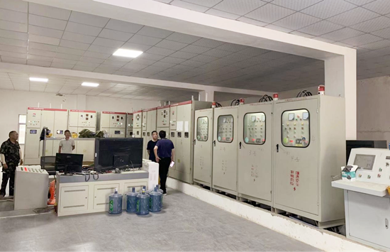 總經(jīng)理一行走進客戶電控室交流破碎設備運行數(shù)據(jù)