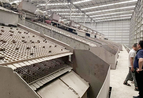 總經(jīng)理一行走進破碎生產(chǎn)線現(xiàn)場了解振動篩運行情況