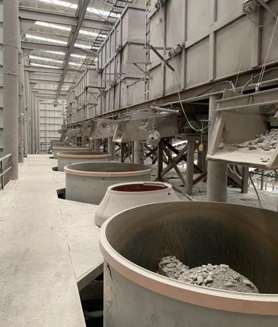 總經(jīng)理一行走進破碎生產(chǎn)線現(xiàn)場了解單缸液壓圓錐機等設備運行情況