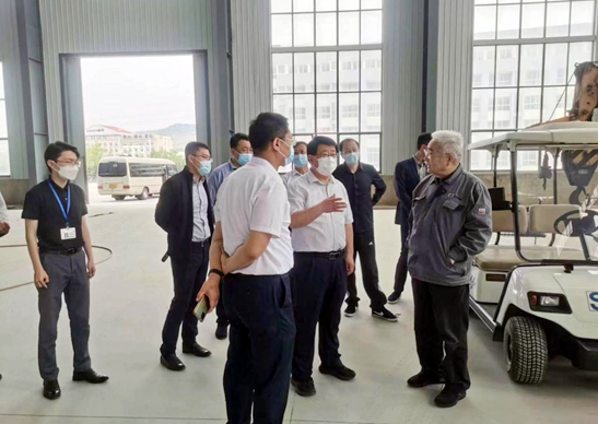 圖為雙金公司董事長與臨港區(qū)領導交流威海雙金項目建設情況