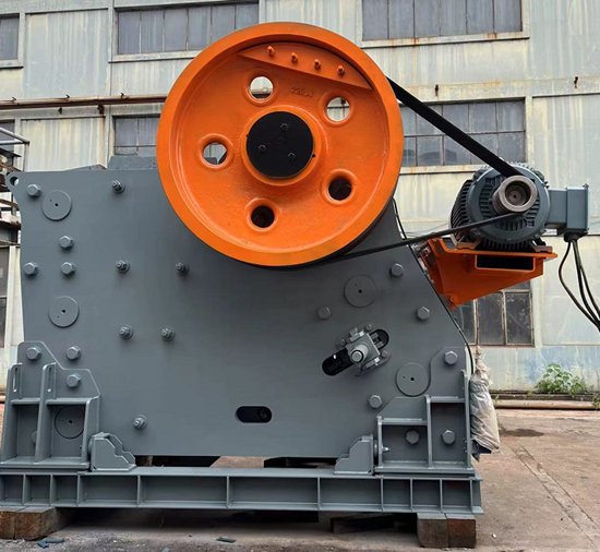 雙金SJ.V.1100歐版顎式破碎機(jī)試機(jī)現(xiàn)場