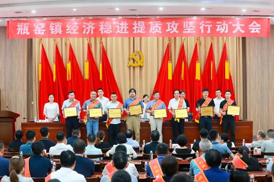 雙金公司總經(jīng)理胡建華上臺(tái)領(lǐng)獎(jiǎng)