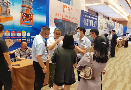 雙金展位前咨詢客戶絡(luò)繹不絕