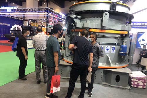 眾多客戶蒞臨雙金展位參觀交流HP500多缸液壓圓錐機(jī)