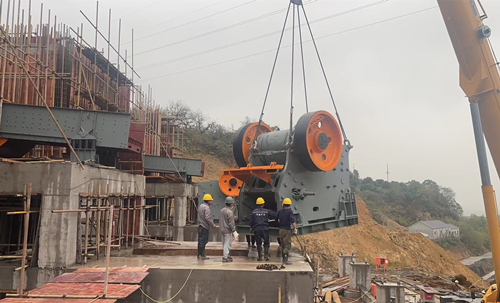 1100歐版顎破在金華客戶正進(jìn)行吊裝