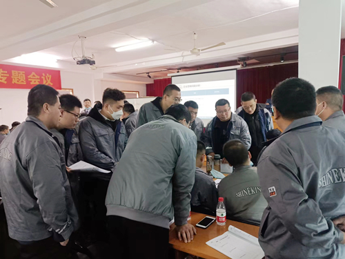 營(yíng)銷小組正在進(jìn)行交流討論