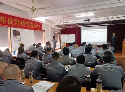 營(yíng)銷代表上臺(tái)分享小組討論結(jié)果