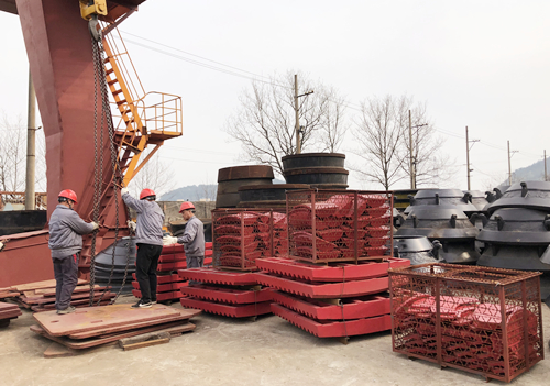 出口西班牙的礦山機(jī)械配件吊裝中