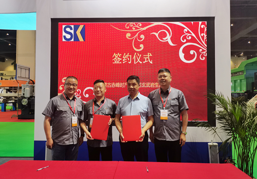 現(xiàn)場簽約時產(chǎn)1000噸破碎生產(chǎn)線