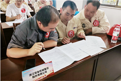 三位參賽代表正在認真答題