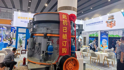 雙金參展設(shè)備SK.D.1500多缸液壓圓錐機(jī)