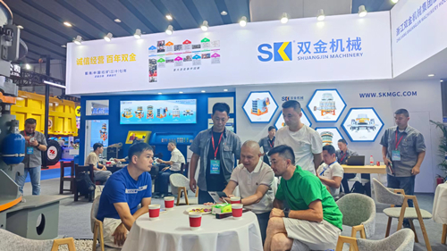 眾多客戶到雙金展位前咨詢交流多缸圓錐機(jī)