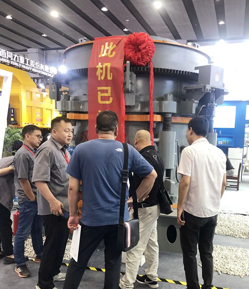 眾多客戶到雙金展位前咨詢交流多缸液壓圓錐機(jī)