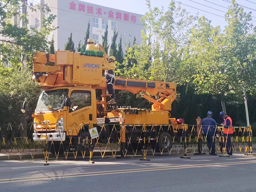 供電局專業(yè)人員正在進(jìn)行帶電接火作業(yè)